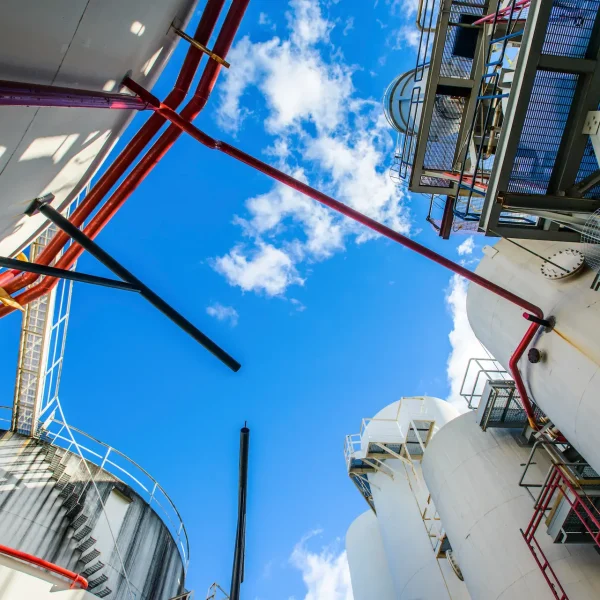 Pogled odozdo na automatizovani industrijski objekat pod kontrolom sistema Compact MM Trade